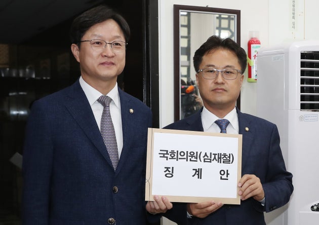 강병원 더불어민주당 원내대변인(왼쪽)과 김정우 기재위 간사가 28일 서울 여의도 국회에서 청와대 업무추진비 사용 내역을 공개해 논란을 빚고 있는 심재철 자유한국당 의원에 대한 윤리위 징계요청서를 제출하기 위해 의안과로 들어서고 있다.