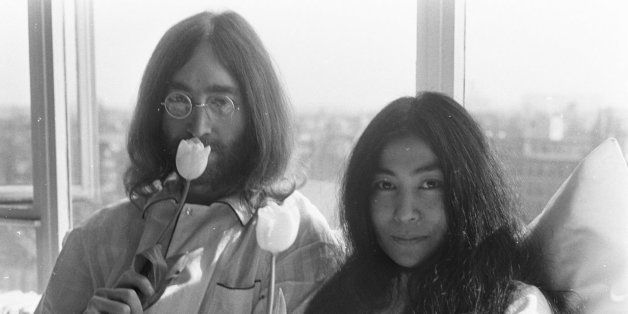 Description John Lennon and Yoko Ono at the first day of their Bed-In for Peace in the Amsterdam Hilton Hotel. | Source http://www. ... 