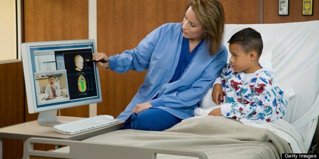 The screen shows a 3D PET scan of a skull