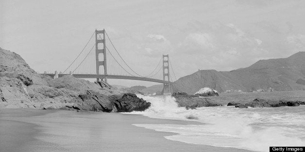 USA, California, San Francisco, Golden Gate Bridge, Wave splashing in foreground