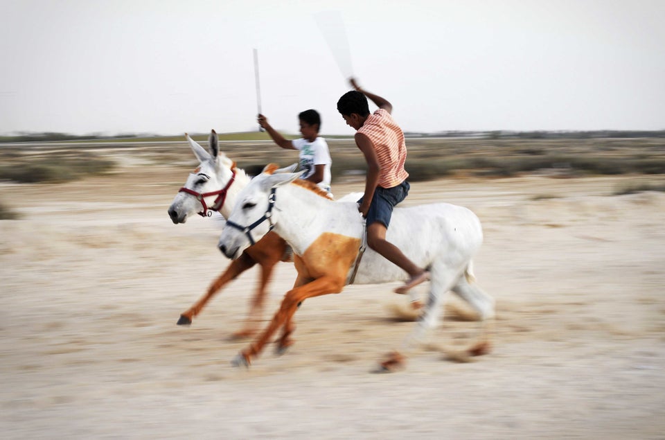 Daily Life In Bahrain: Photos Capture Country's Mesmerizing Desert ...