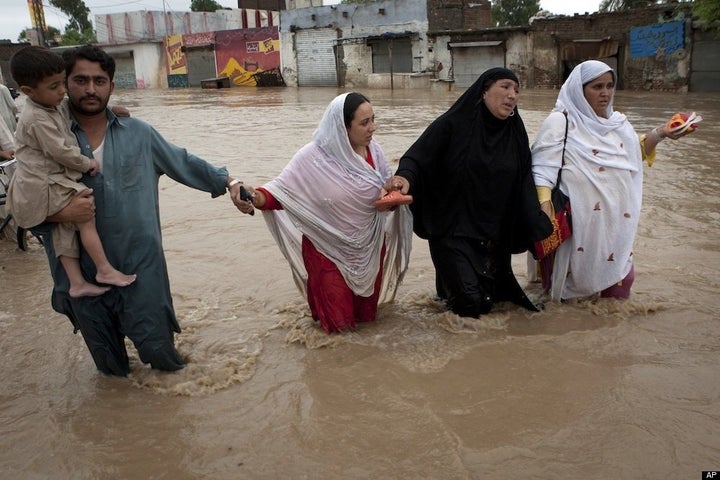 Floods In Pakistan Leave Thousands Stranded (PHOTOS) | HuffPost Impact