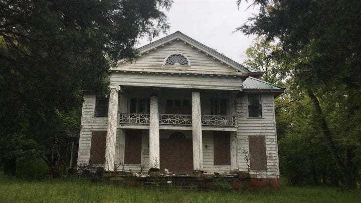 A Uniontown plantation in disrepair.