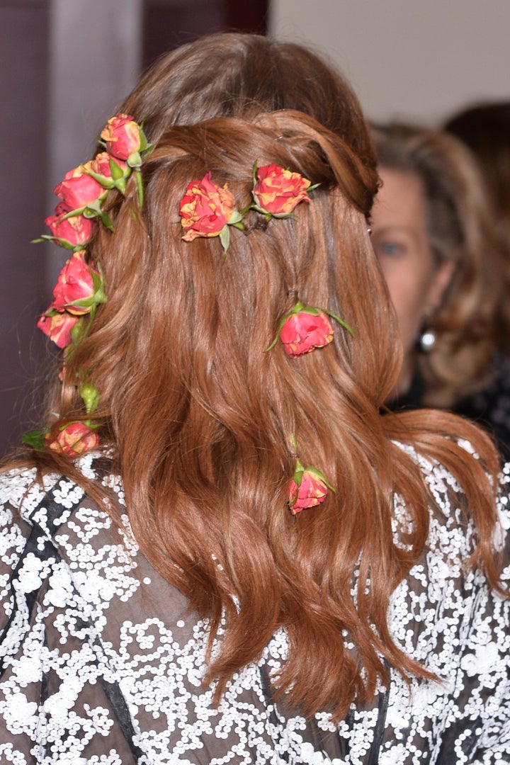 Emma Stone Wore A Bouquet Of Roses In Her Hair Like A Disney Princess | HuffPost Entertainment Emma Stone Wore A Bouquet Of Roses In Her Hair Like A Disney Princess | HuffPost Entertainment