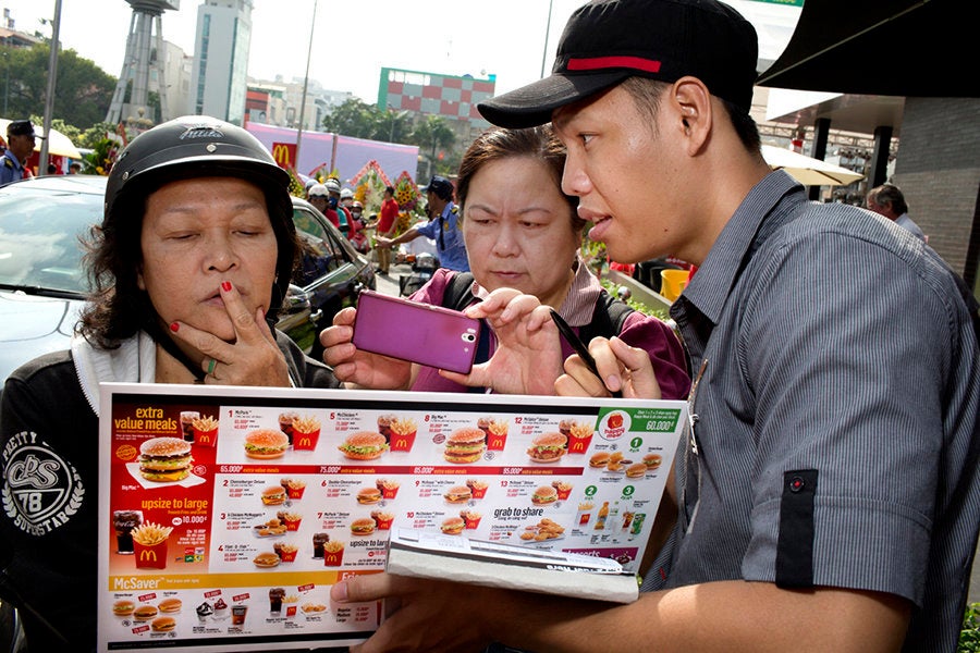 В макдональдс первое свидание. Макдональдс закрывают. Бедная свадьба. Очередь в макдональдс. Дешевая свадьба.