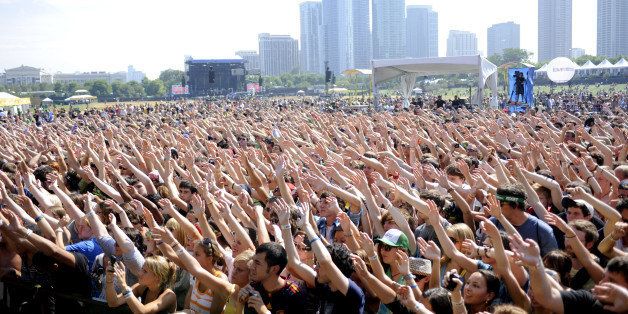 CHICAGO, IL - AUGUST 8: Atmosphere as Minus the Bear performs at Lollapalooza 2010 at Grant Park on August 8, 2010 in Chicago, Illinois. (Photo by Tim Mosenfelder/Getty Images)