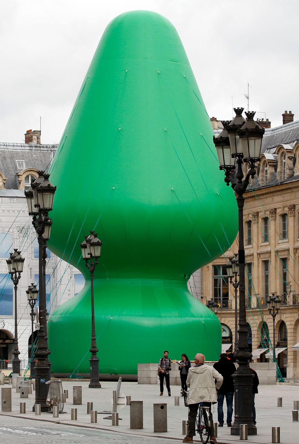 This 80-Foot &#39;Butt Plug&#39; In Paris Isn&#39;t A Giant Sex Toy, It&#39;s A Paul McCarthy Sculpture | HuffPost