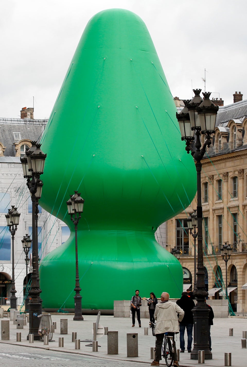 This 80-Foot &#39;Butt Plug&#39; In Paris Isn&#39;t A Giant Sex Toy, It&#39;s A Paul McCarthy Sculpture | HuffPost