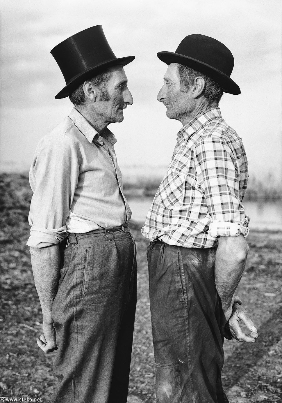 Heartbreaking Portraits Capture Two Identical Twin Farmers At The End ...