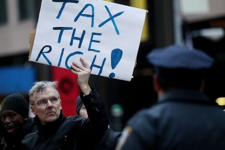 US super-rich 'pay almost no income tax' - BBC News