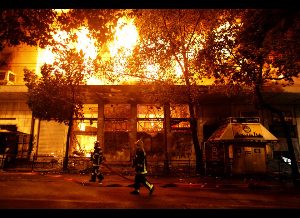 сильный пожар. сгоревшие банки. пожар на заводе. банк горел кредит гасился. протесты во франции сейчас.