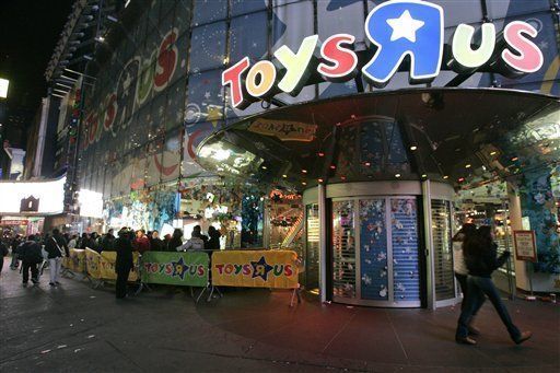 Компания toy. Магазин игрушек Toys «r» us в Нью-Йорке. Toys r us Жираф. Toys r us что случилось.