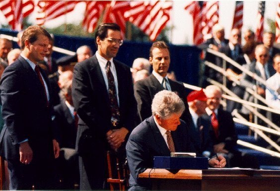 Description 1 President Bill Clinton signing the North American Free ... gov/White_House/Family/images/raw/nafta_signing. gi