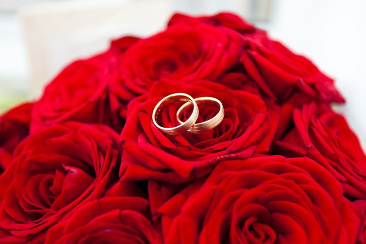 wedding rings on red roses...