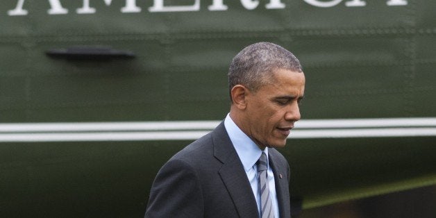 US President Barack Obama walks from Marine One after arriving on the South Lawn of the White House in Washington, DC, Novemb