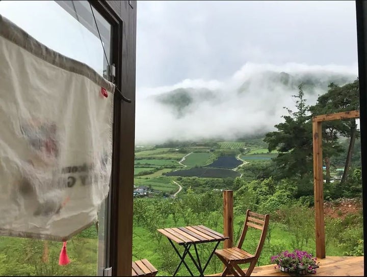 오두막을 표방한 수많은 숙소 중에서도 ‘홀리가든’이 특별한 이유는 침실과 다락의 창으로 보이는 뷰 때문이다. 유럽 작은 마을을 연상시키는 산 중턱의 숙소는 한적하고 자연친화적이다.