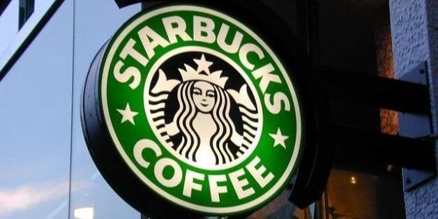 Starbucks Corporation es una compaÃ±Ãa internacional dedicada a la compra, tostado y comercializaciÃ³n de cafÃ©. AdemÃ¡s vende cafÃ© expresso y destilado, bebidas frÃas, tes, accesorios y otros productos alimenticios a travÃ©s de su cadena de tiendas.La empresa abre su primer local en 1971 en Seattle, Estados Unidos. En 1982 se une a la empresa un nuevo director de marketing - Howard Schultz - quien luego de visitar Italia trajo la idea de abrir una tienda de cafÃ© en el centro de Seattle.