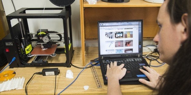 Julia Longtin of HacDC prints an object using a 3D printer at the club's hackerspace in Washington, DC, August 13, 2015. AFP PHOTO / SAUL LOEB (Photo credit should read SAUL LOEB/AFP/Getty Images)