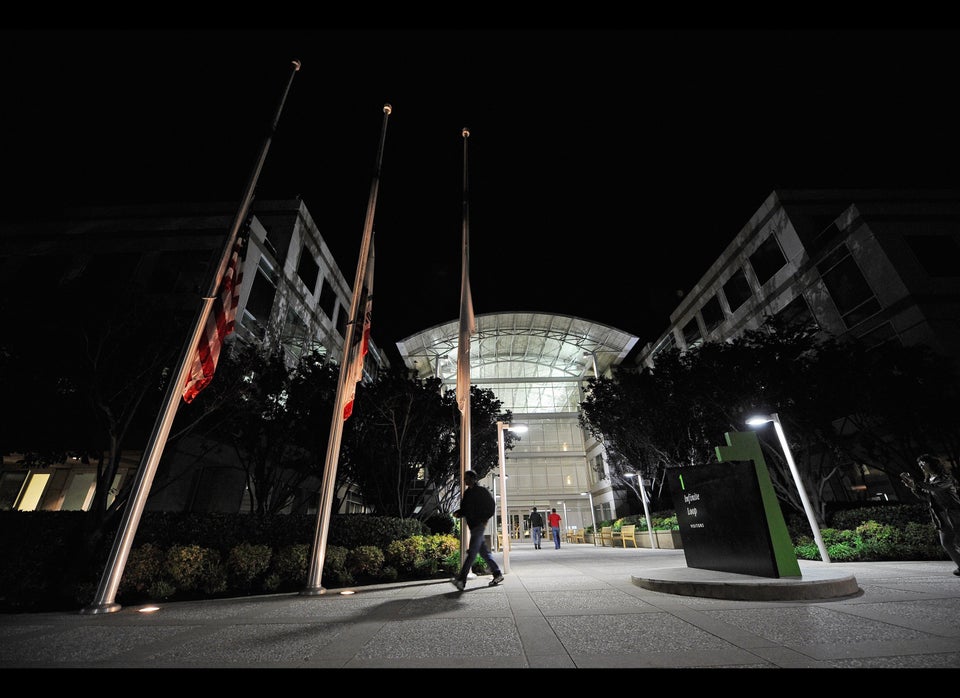 Apple stores close for Jobs memorials