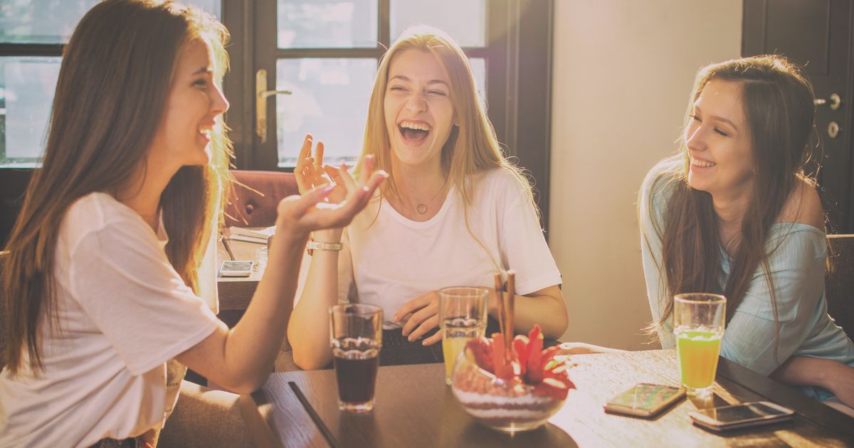 She phone her friend. Девочка подросток смеется. Друзья-подростки общаются в кафе. Люди смеются Эстетика. 4 Подруги смеются в кафе.