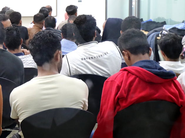 예멘 난민 신청자들이 지난 6월 29일 제주시 제주이주민센터에서 국가인권위원회의 인권상담을 위해 대기하고 있다