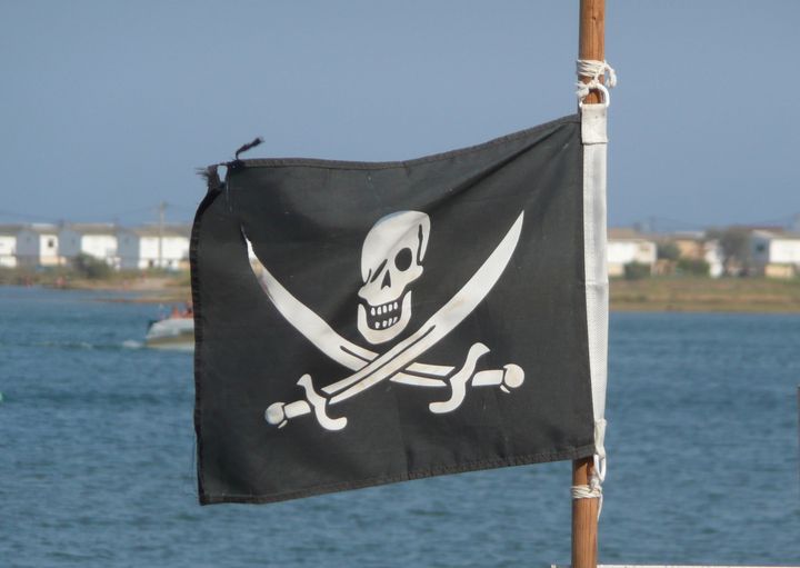 Description 1 Pirat flag transformed into a flag of a winking pirat because of the wind 1 Drapeau de pirate faisant un clin d'œil sous ... 