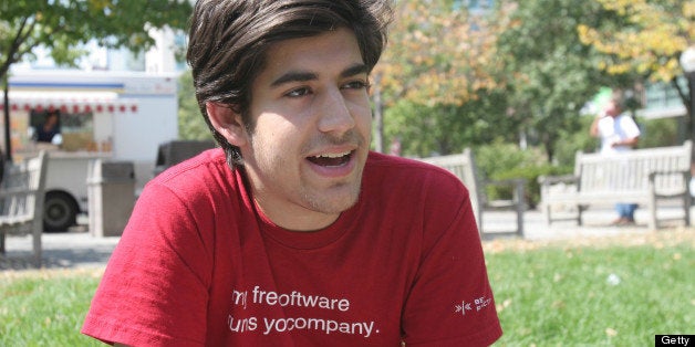 CAMBRIDGE, MA - AUGUST 31: Business partners Aaron Swartz and Simon Carstensen, right, have a working lunch outside in Cambridge, Friday, Aug. 31, 2007. (Photo by Wendy Maeda/The Boston Globe via Getty Images)