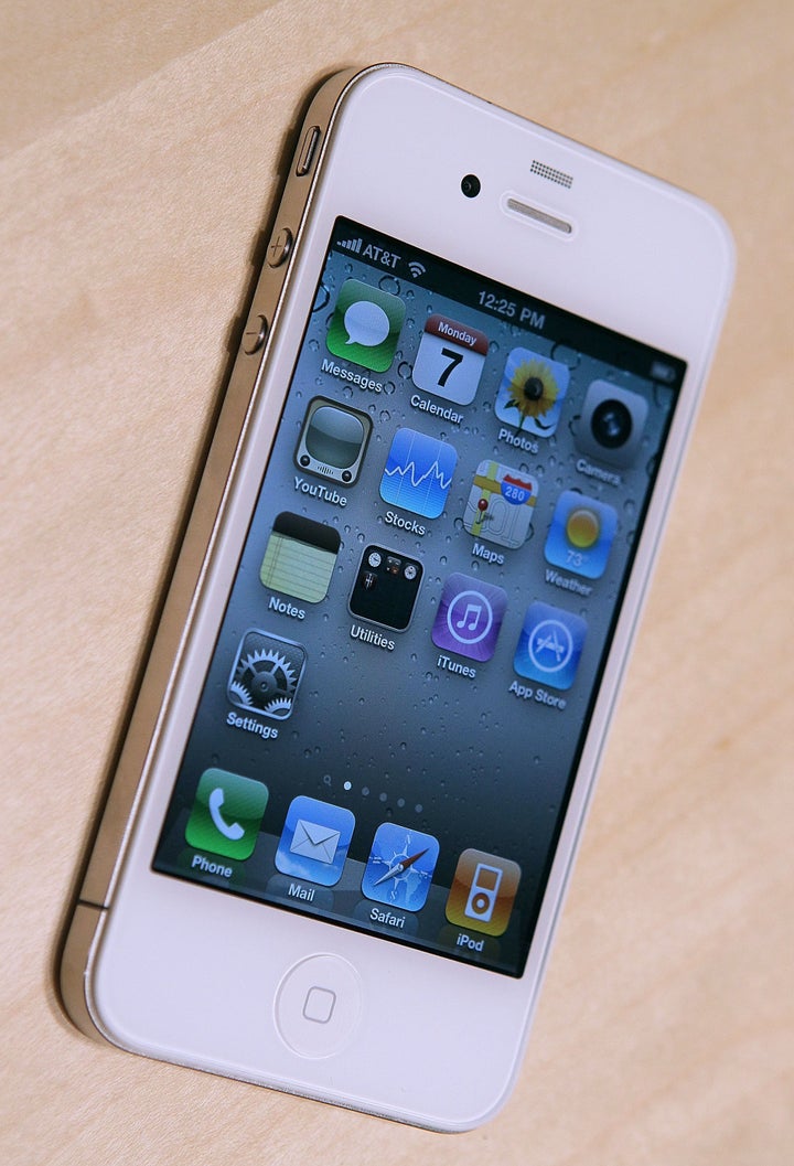 Apple iPhone 4S - View or close running apps - AT&T