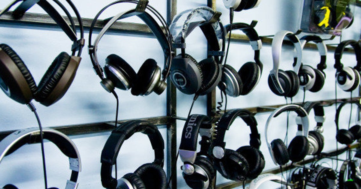 How To Listen To Loud Music On Headphones Without Hurting Your Ears