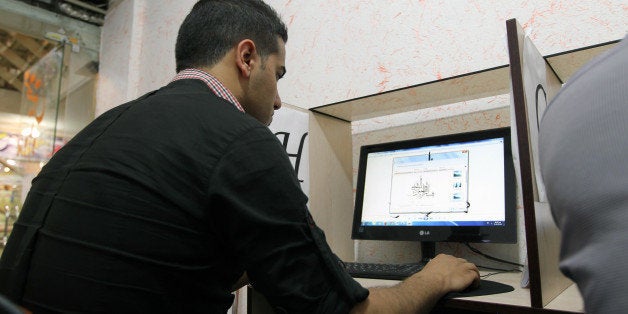 TO GO WITH AFP STORY BY MOHAMMAD DAVARI - An Iranian uses a computer at a cybercafe in the center of the Iranian capital Teh