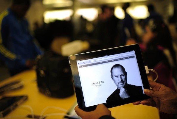 Apple stores close for Jobs memorials