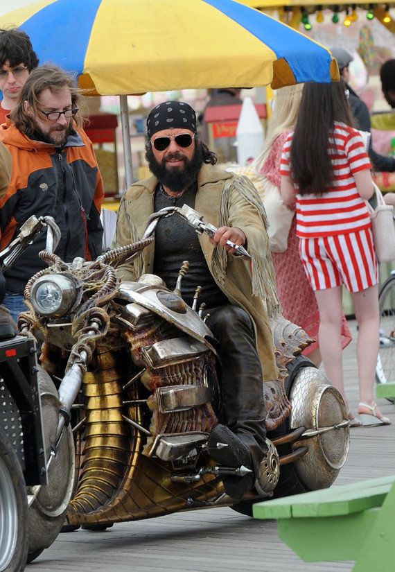 Jemaine Clement In 'Men In Black III': Boris On A Motorcycle (PHOTOS) |  HuffPost Entertainment