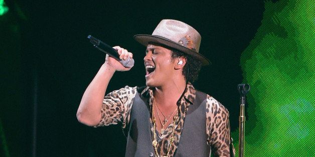 NEW YORK, NY - AUGUST 25: Bruno Mars performs onstage during the 2013 MTV Video Music Awards at the Barclays Center on August 25, 2013 in the Brooklyn borough of New York City. (Photo by Andrew H. Walker/WireImage)