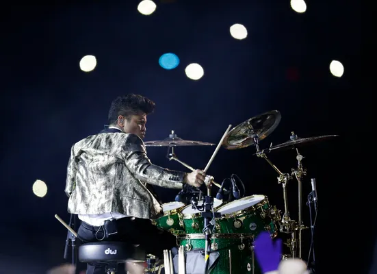 Opinion: Bruno Mars gives underwhelming performance in Super Bowl XLVIII  halftime – The Lantern