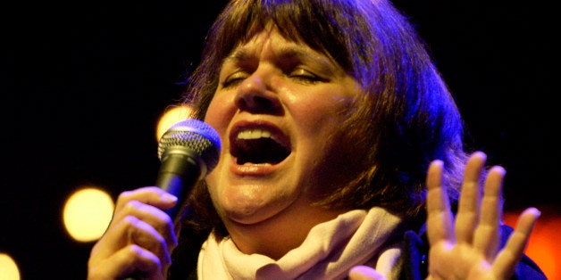 MOUNTAIN VIEW, CA - OCTOBER 29: Linda Ronstadt performs during the 19th Annual Bridge School Benefit at Shoreline Amphitheatre on October 29, 2005 in Mountain View, California. (Photo by Tim Mosenfelder/Getty Images)