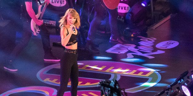 LOS ANGELES, CA - OCTOBER 23: Taylor Swift performs on Hollywood Blvd for 'Jimmy Kimmel Live' on October 23, 2014 in Los Angeles, California. (Photo by AaronP/Bauer-Griffin/GC Images)