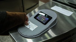 Μετρό: Εκδοτήρια «φαντάσματα» και ουρές για ένα εισιτήριο