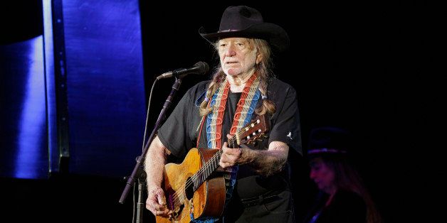 Watch Willie Nelson Tell The Story Of His Legendary Guitar Trigger Huffpost 