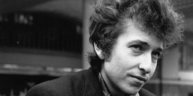 American electric folk hero Bob Dylan (born Robert Zimmerman) and singer, songwriter Joan Baez in Embankment Gardens, London. (Photo by Keystone/Getty Images)