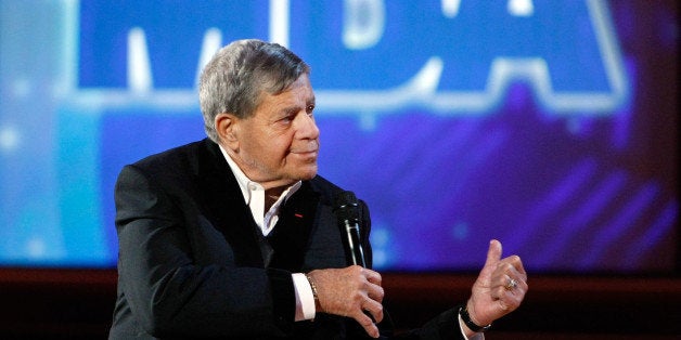 LAS VEGAS - SEPTEMBER 07: Entertainer Jerry Lewis gives a thumbs up to his band at the end of the 44th annual Labor Day Telethon to benefit the Muscular Dystrophy Association at the South Point Hotel & Casino September 7, 2009 in Las Vegas, Nevada. This year's telethon raised USD 60,481,231. (Photo by Ethan Miller/Getty Images)