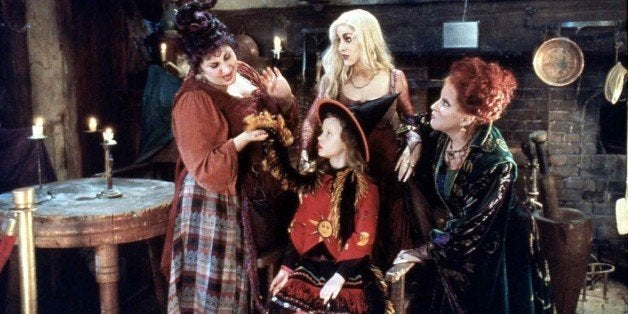 (GERMANY OUT) Hocus Pocus Kathy Najimy, Thora Birch, Sarah Jessica Parker, Bette Midler Auch Dani (Thora Birch,m), die Schwester von Max, brauchen die Hexen Mary (Kathy Majimy,l), Sarah (Sarah Jessica Parker) und Winifred (Bette Midler,r) zum Leben. (Photo by United Archives/ullstein bild via Getty Images)