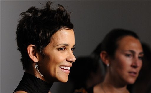 Halle Berry Introduces Olivier Martinez To Her Mom Huffpost Entertainment Halle Berry Introduces Olivier Martinez To Her Mom Huffpost Entertainment