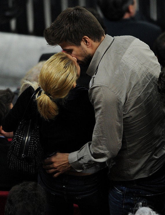 Shakira & Boyfriend Gerard Pique Make Out (PHOTOS) | HuffPost Entertainment