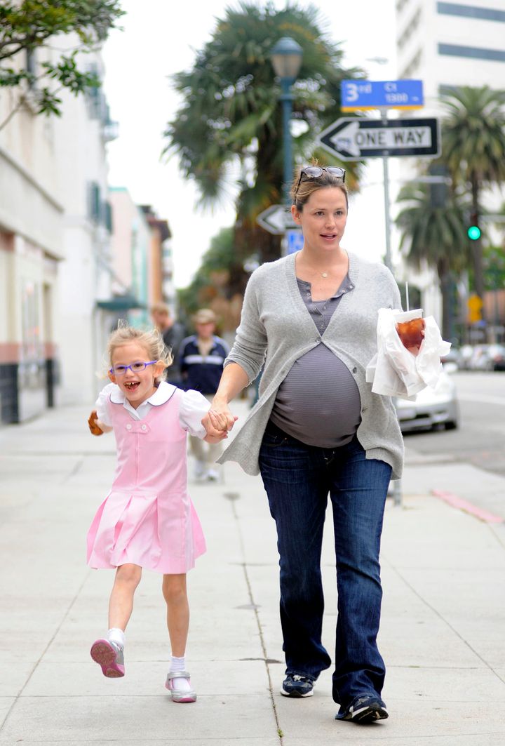 Very Pregnant Jennifer Garner Runs Errands With Violet Photos Huffpost Entertainment 