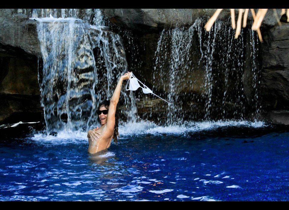 Rihanna Skinny Dipping Singer Bares All In Hawaii Photos Huffpost