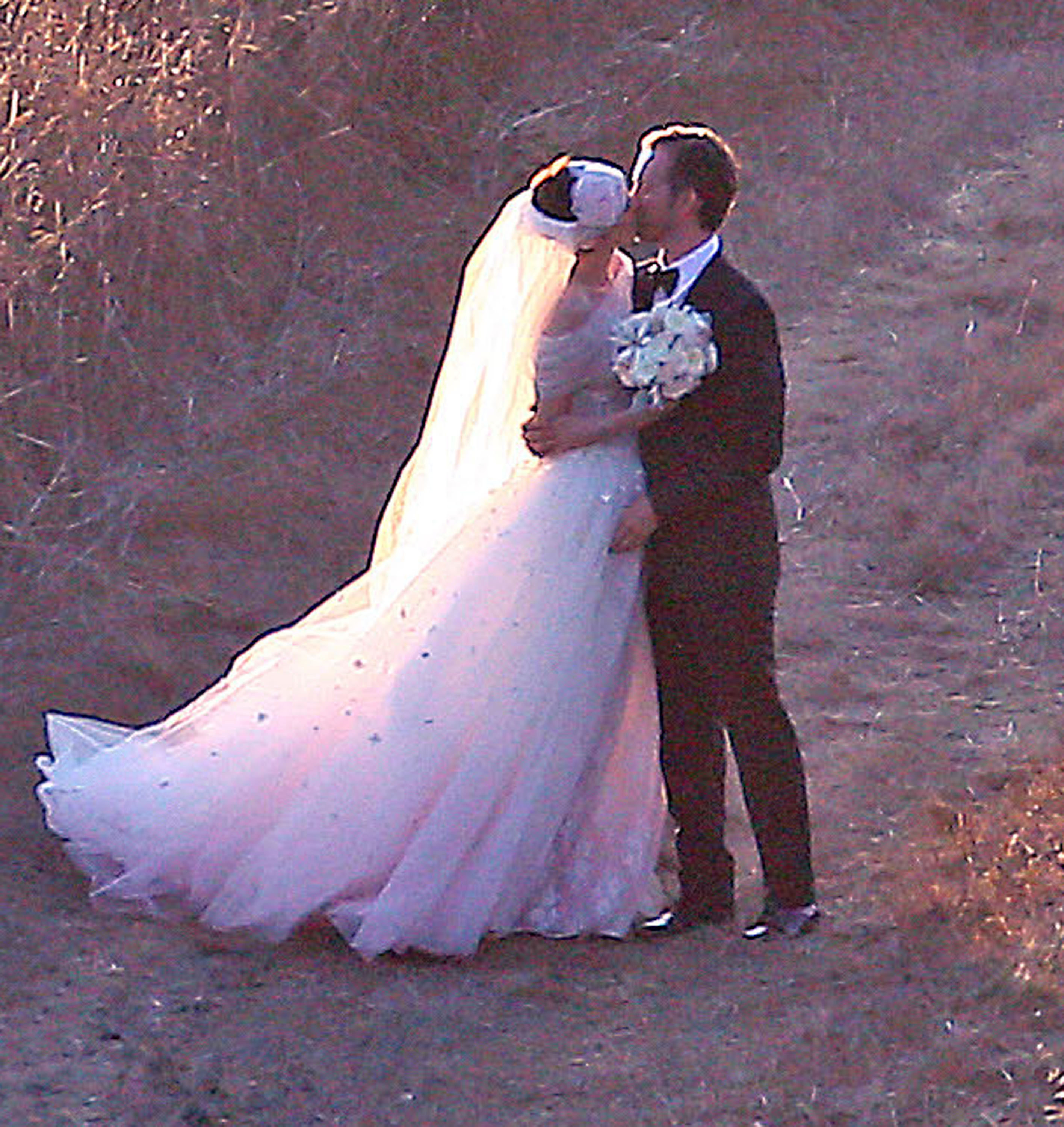 Anne Hathaway s Wedding Dress