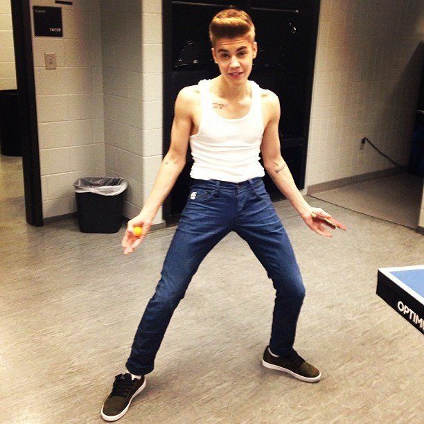 Justin Bieber Skinny Jeans Singer Wears Skintight Jeans In Response To Sagging Pants Criticism Photo Huffpost