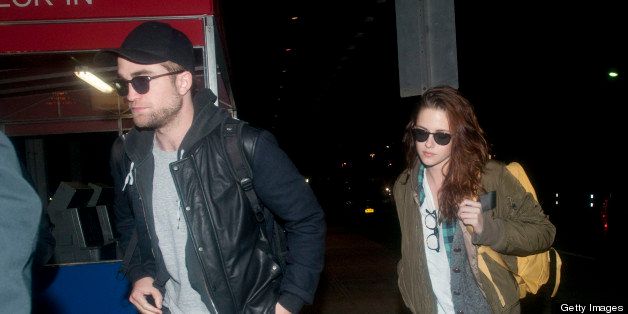 NEW YORK, NY - NOVEMBER 26: (ITALY OUT, NY DAILY NEWS OUT, NY NEWSDAY OUT) Robert Pattinson and Kristen Stewart arrive at JFK airport on November 26, 2012 in New York City. (Photo by Arnaldo Magnani/Getty Images)