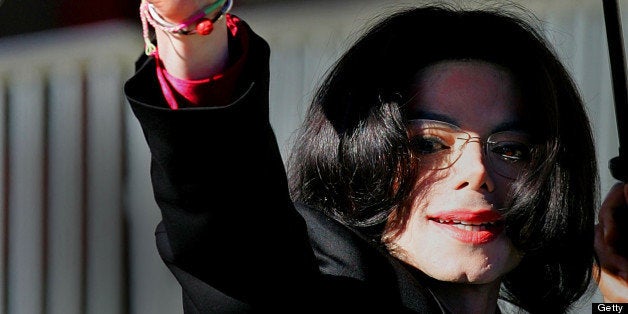 SANTA MARIA - FEBUARY 1: Singer Michael Jackson arrives for the second day of jury selection in his trial on 9 counts of child molestation Febuary 1, 2004 in Santa Maria, California. (Photo by Carlo Allegri/Getty Images)