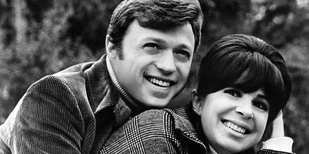 CIRCA 1975: Pop vocal husband and wife duo Steve Lawrence and Eydie Gorme who perform as 'Steve & Eydie' pose for a portrait in circa 1975. (Photo by Michael Ochs Archives/Getty Images) 